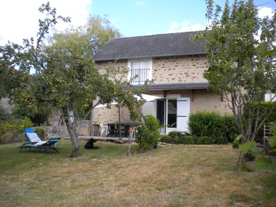 Terrain clos et terrasse.