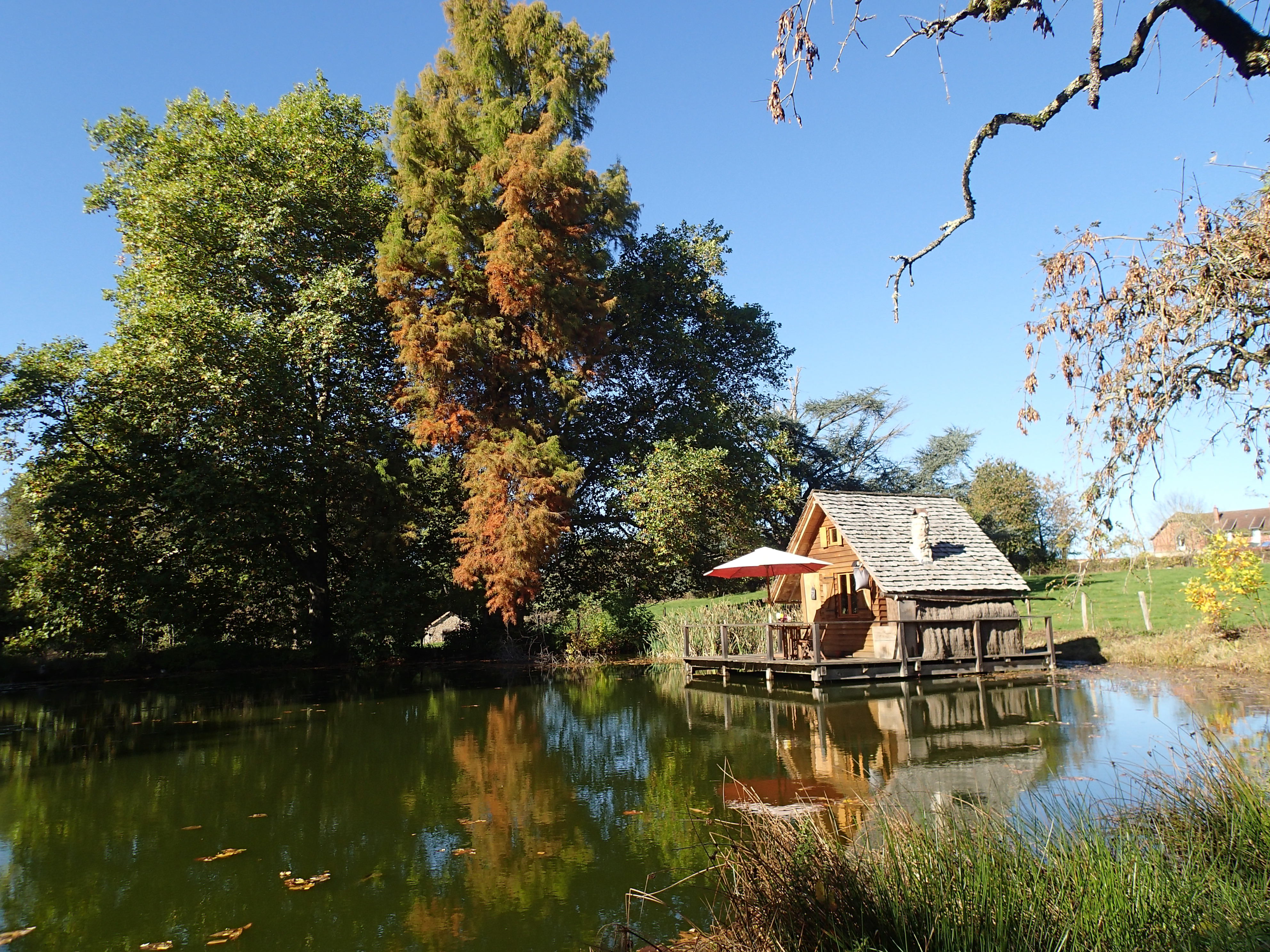 Copyright Ettevaux 58170 POIL - vue cabane sur l'eau