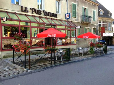 Enseigne et terrasse