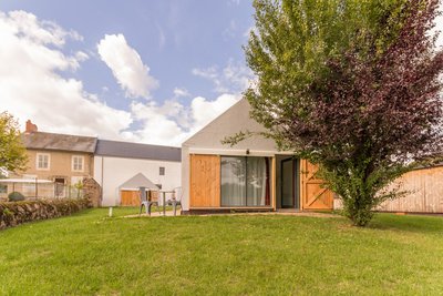 Trois chambres contemporaines dans un jardin