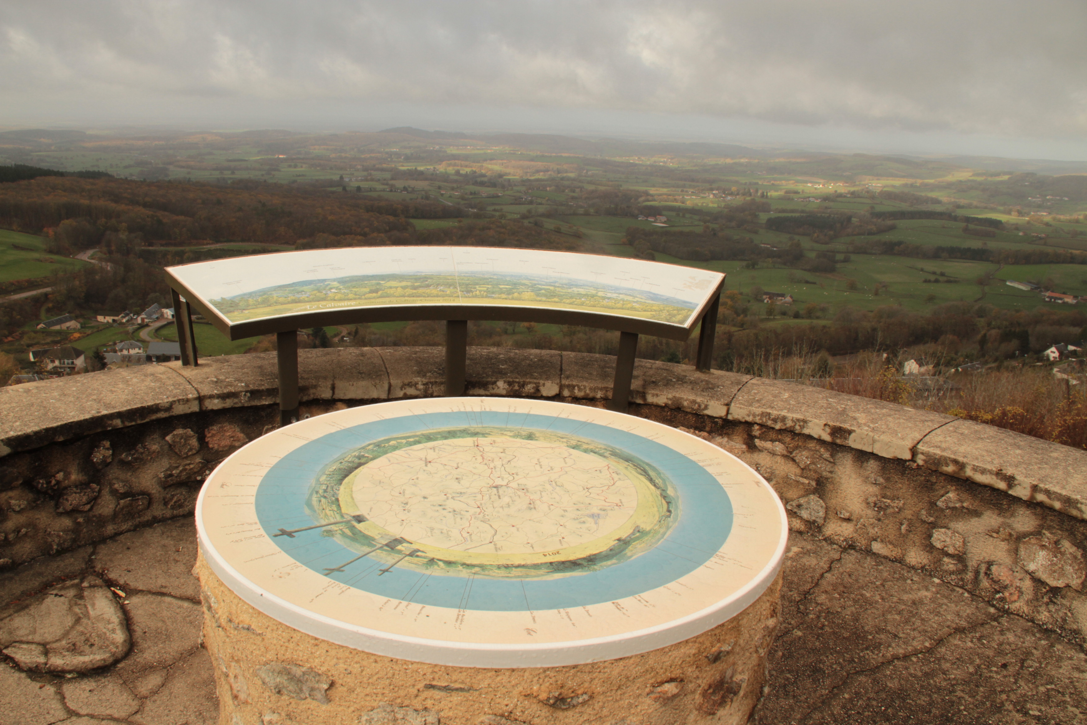 Table d'orientation en haut du calvaire